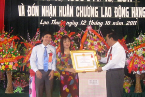 Thừa ủy quyền của Chủ tịch nước, đồng chí Đinh Duy Sơn, Phó Chủ tịch HĐND tỉnh trao Huân chương Lao động hạng nhì cho Hội Nông dân huyện Lạc Thủy.